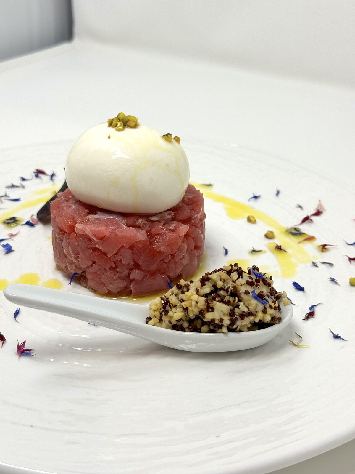 Tartare di tonno rosso nostrano dell'Adriatico con burrata e olio alle erbe
