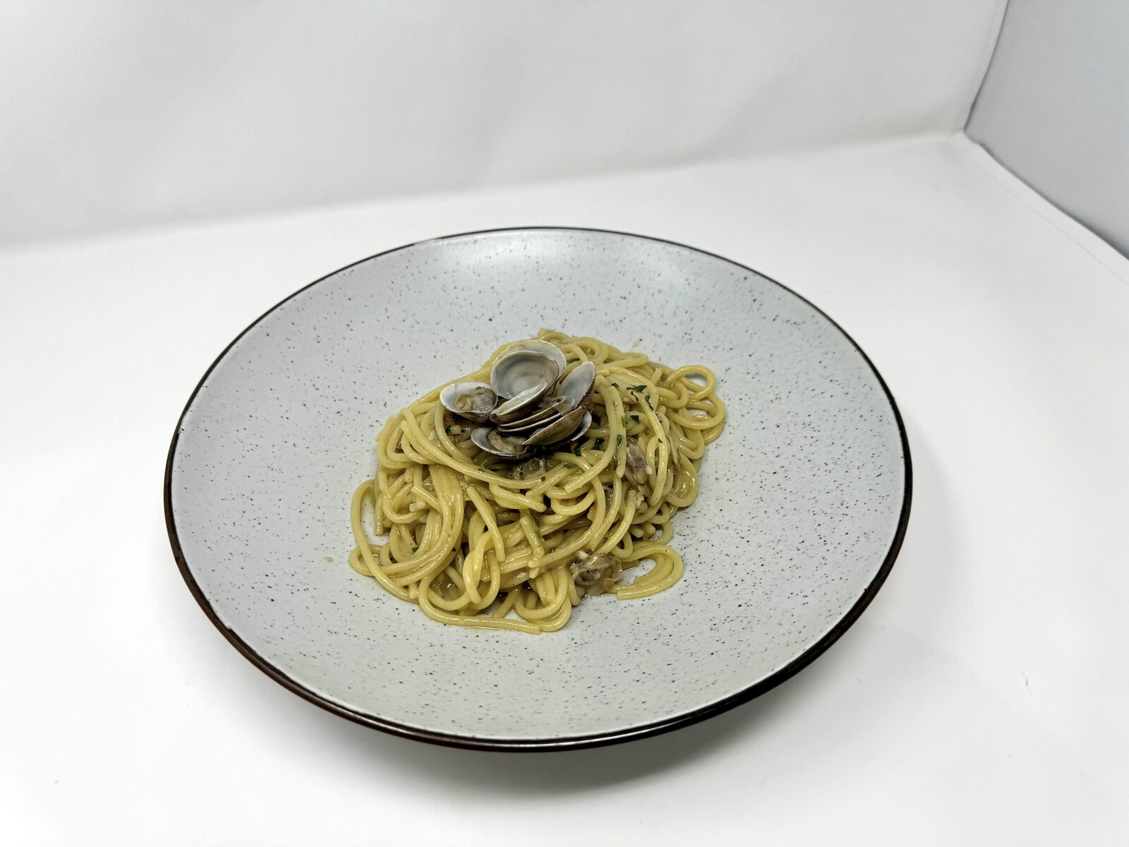 Spaghetti alle bibarasse (Vongole) cotti in padella