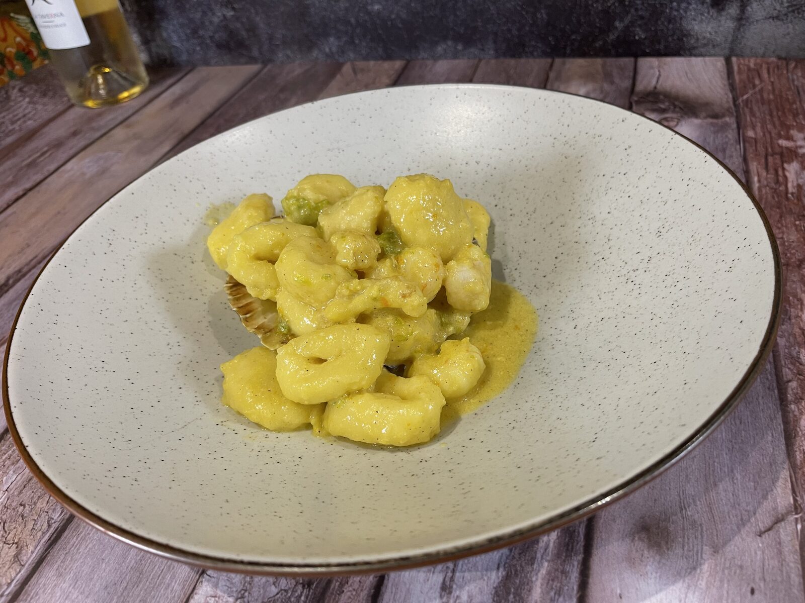 Gnocchi allo zafferano con scampi e fiori di zucca